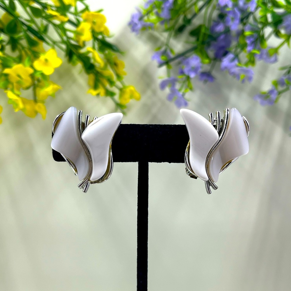 Mid Century Arthur Pepper Signed Vintage White Acrylic Abstract Clip On Earrings